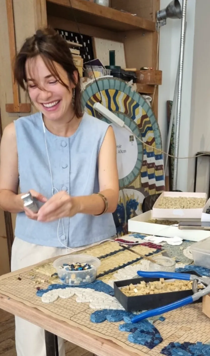 Portrait de Gwen Erhel, mosaïste parisienne