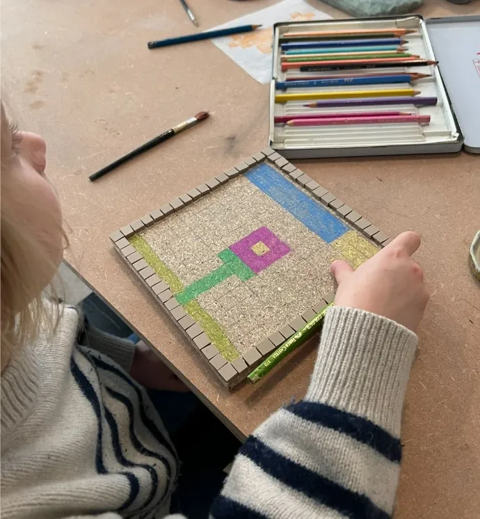 Matières et outils pour un atelier de mosaïque