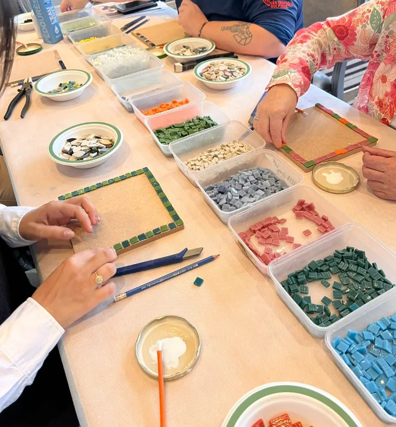 Participants apprenant les techniques de la mosaïque pendant un atelier
